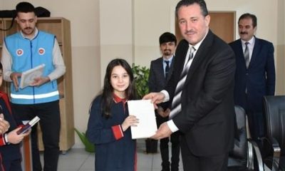 Kur’an-ı Kerim dersini seçen ortaokul öğrencilerine hediye