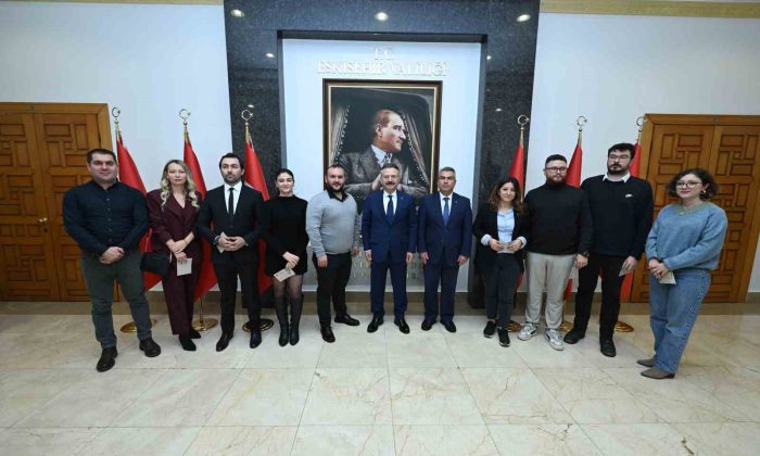 Eskişehir’de basın mensupları Vali Aksoy’dan kartlarını teslim aldı