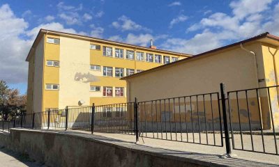 Bakımsız kalan ortaokulun dış cephesi dökülüyor