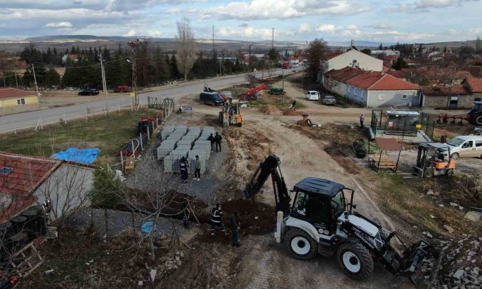İnönü’de kilitli parke taşı çalışmalarına devam ediliyor