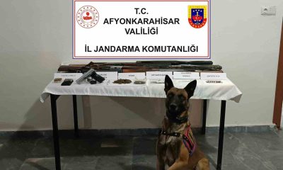 Afyonkarahisar’da araçta uyuşturucu kullananlar yakalandı