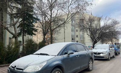 Eskişehir’in yüksek kesimlerindeki araçlar beyaza büründü