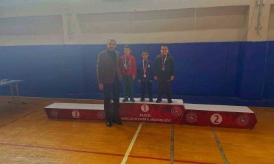 Satranç turnuvasında dereceye giren minikler ödülleri aldı