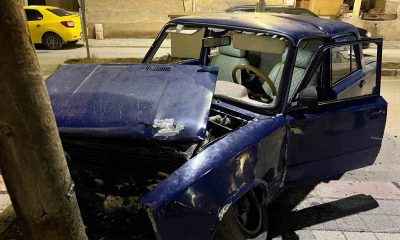 Emet’te otomobil önce refüje sonra da elektrik direğine çarptı: 2 yaralı