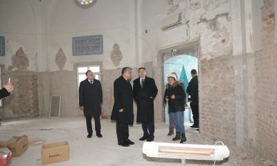 Çinili Camii’nde çini söküm işlemi devam ediyor
