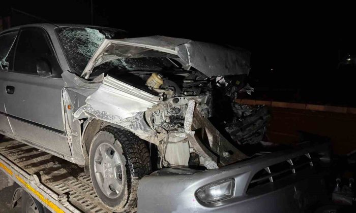 Otomobilin tıra arkadan çarptığı kazada 7 kişi yaralandı