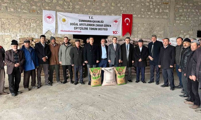 Altıntaş’ta ekili arazileri yangından zarar gören çiftçilere tohum desteği