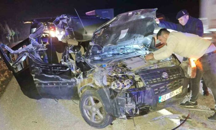 Tıra arkadan çarpan otomobilde ikisi bebek 5 kişi yaralandı