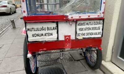 Seyyar aracın üzerine yazılan ilginç yazılar dikkat çekti