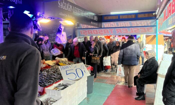 Hamsi rekabetinde fiyat 50 liraya kadar düştü Uzun kuyruklar oluştu