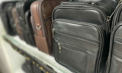 Erkekler de kadınlar kadar çanta kullanmaya başladı