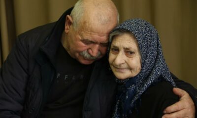 54 yıllık eşini yürütmek için aylarca kucağında taşıdı