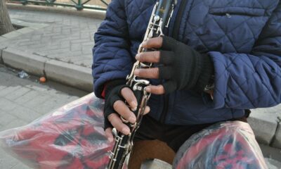 Soğuk, kar, yağmur demeden yıllardır sokakta sanatını icra ediyor