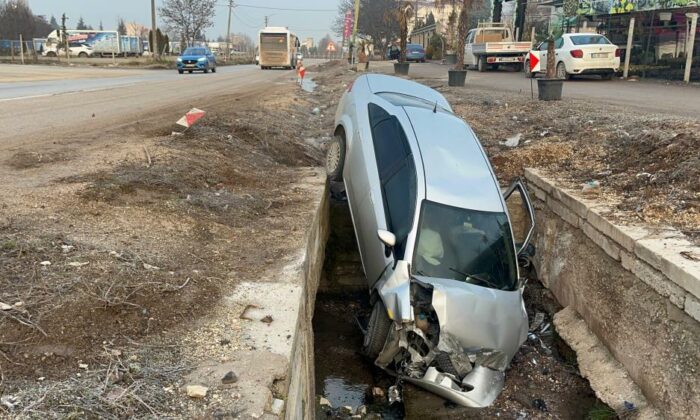Kayganlaşan yoldan çıkan araç kanala uçtu
