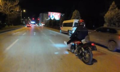 Polisin trafiği tehlikeye atan motosikletlileri ilginç yakalama yöntemi kamerada