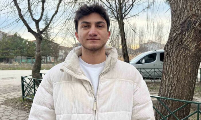 Polisin trafiği tehlikeye atan motosikletlileri ilginç yakalama yöntemi kamerada