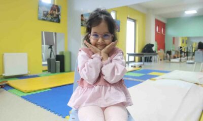 5 yaşındaki Omina hem yeniden yürüdü hem de Türkçe öğrendi