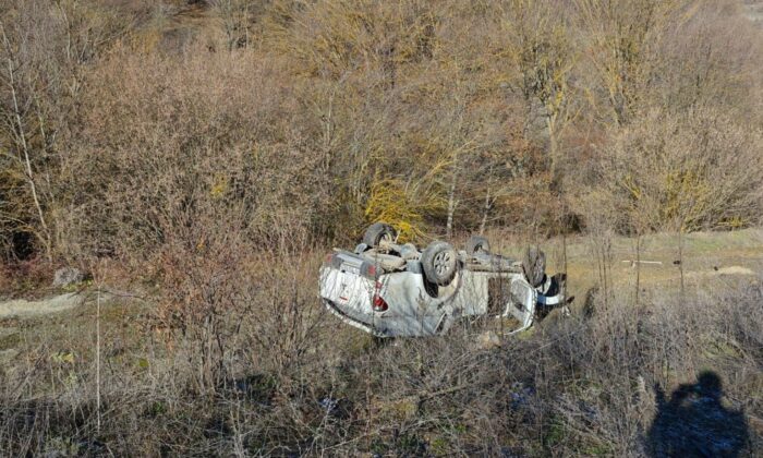 Bilecik’te otomobil araziye savruldu: 2 yaralı
