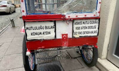 Seyyar aracın üzerine yazılan ilginç yazılar dikkat çekti