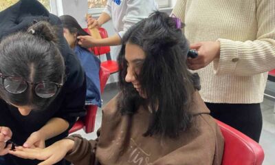 Liseli kızlar özel eğitim öğrencilerinin saç ve tırnak bakımını yaptı