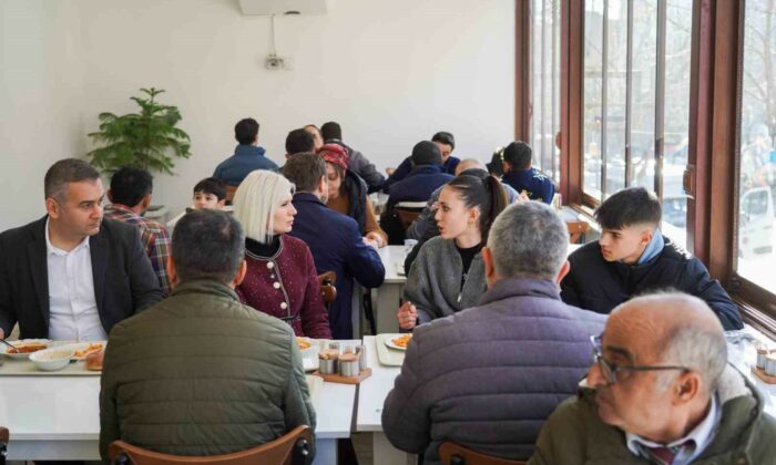 Kent Lokantasında vatandaşlarla birlikte yemek yedi