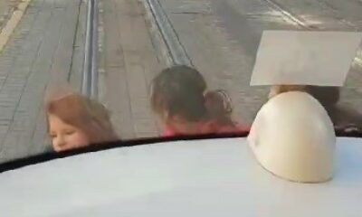 Çocukların tramvaydaki tehlike oyunu görenleri hayrete düşürdü