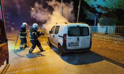 Bilecik’te park halindeki hafif ticari araç yandı