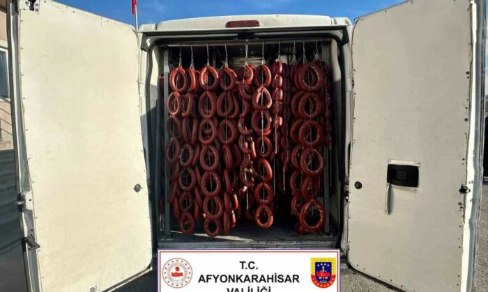 Jandarma 1 ton 940 kilogram bozulmuş ve etiketi değiştirilmiş sucuk ele geçirdi