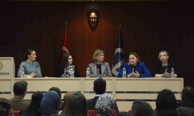 ’Eczane Hizmetleri Programı Öğrencilerinin Sektör Buluşmaları’ paneli düzenlendi