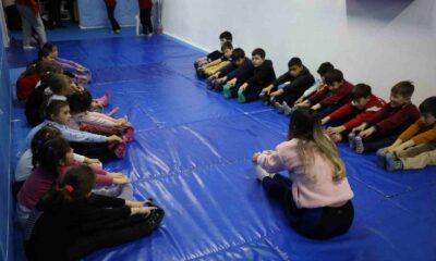 Bu okulun öğrencileri ders sonrası soluğu atölye ve spor salonlarında alıyor