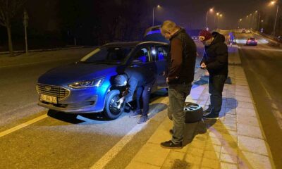 Direksiyonu aniden önüne kıran araçla çarpışmamaya çalışırken orta refüje çıktı