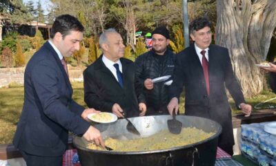 Ertuğrul Gazi Külliyesinde vatandaşlara ‘Şifalı Pilav’ dağıtıldı