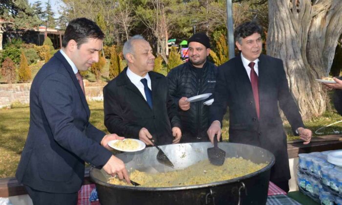 Ertuğrul Gazi Külliyesinde vatandaşlara ‘Şifalı Pilav’ dağıtıldı