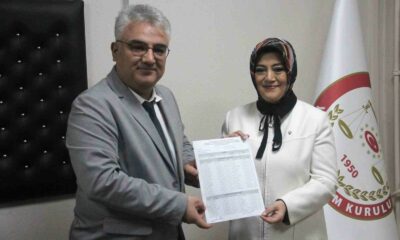AK Parti Kütahya İl Başkanı Ceyda Çetin Erenler mazbatasını aldı