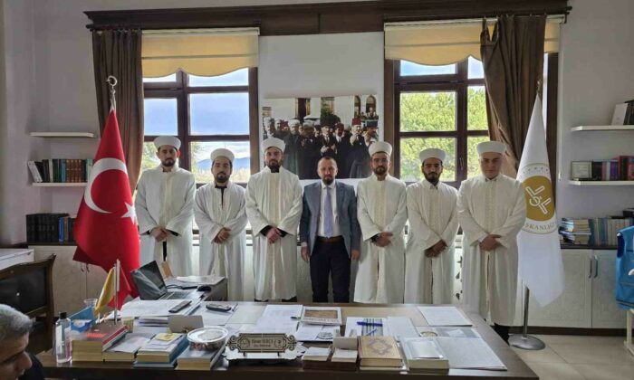 Simav’da yeni atanan 6 din görevlisine cübbe ve fes giydirildi