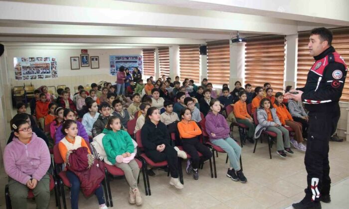 Polis ekipleri bu sefer ilkokul öğrencileriyle buluştu