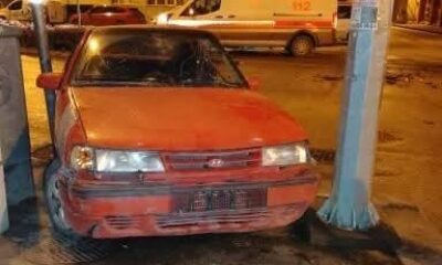 Kavşakta otomobiller çarpıştı, 2 kişi yaralandı