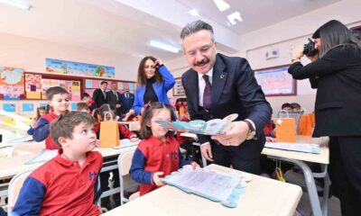 Vali Aksoy, öğrencilerin karne sevincine ortak oldu