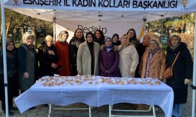 AK Parti Eskişehir Kadın Kolları üyeleri kandil simidi dağıttı