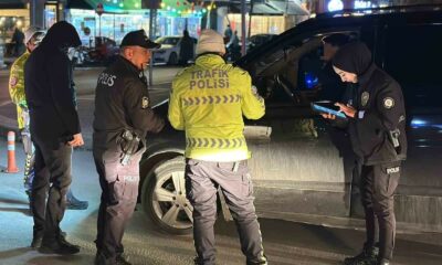 Polis ekiplerinin denetiminde elektro şok tabancası ele geçirildi