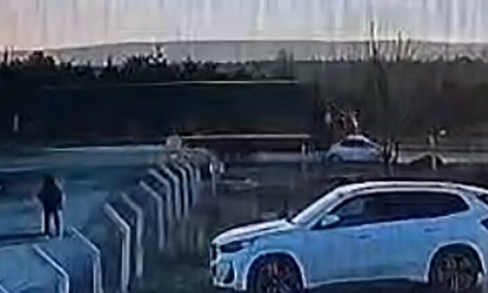 Aracına kamyon çarptığını görünce ne yapacağını şaşırdı