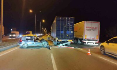 Yol ortasında arızalanan tıra arkadan otomobil çarptı, 1 kişi yaralandı