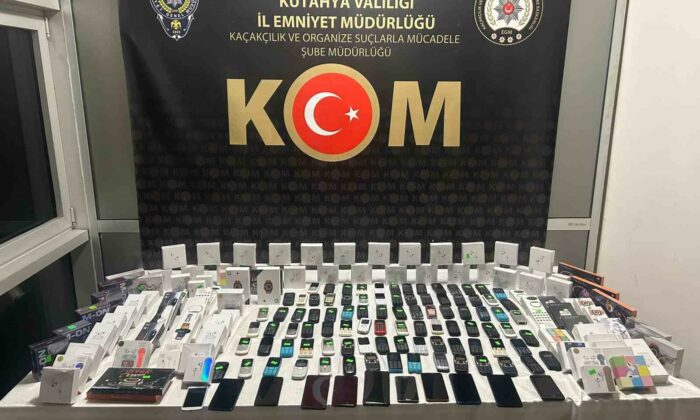 Kütahya’da gümrük kaçağı 102 telefon ve 25 akıllı saat ele geçirildi