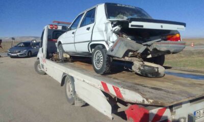 İki otomobilin çarpıştığı kazada sürücüler yaralandı
