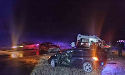 Otomobillerin kafa kafaya çarpıştığı kazada 8 kişi yaralandı