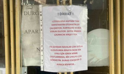 Apartman kapısına yapıştırılan ilginç yazı dikkat çekti