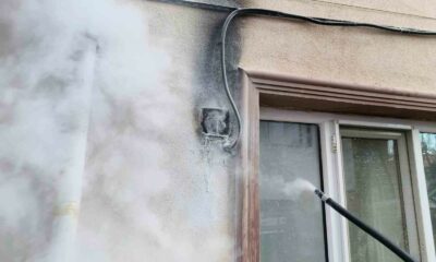 Bina girişindeki elektrik panosunda çıkan yangın korkuttu