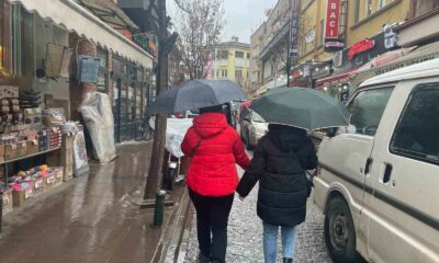 Eskişehir’de yağmur vatandaşlara zor anlar yaşattı