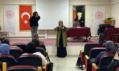 Depremden sonra geldiği Eskişehir’de işaret dili öğreterek hayata tutunuyor