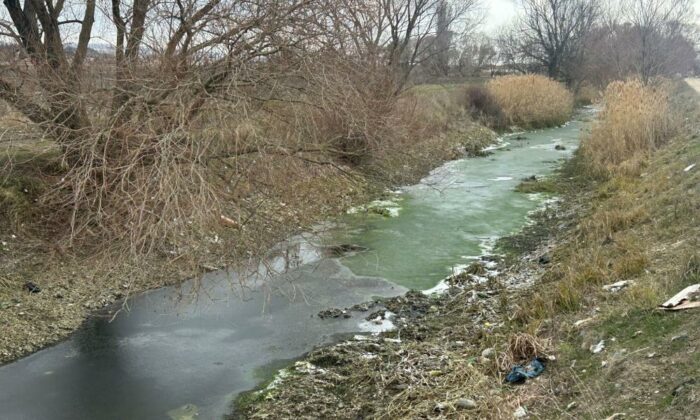 Eskişehir’de sulama kanalları buz tuttu